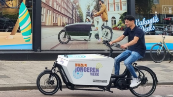 Jongerenwerkers in Bergen op Zoom op pad met elektrische bakfiets dankzij Kiwanis Belle Flucius